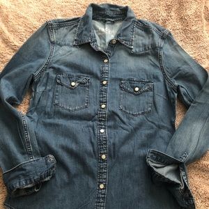 Gap button down jean shirt 🌸